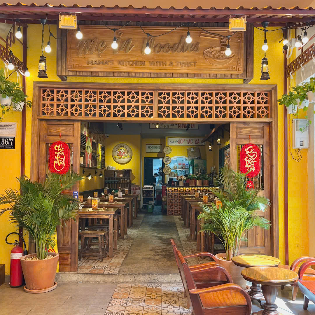 Xiên bò nướng với rau sống và tương ớt