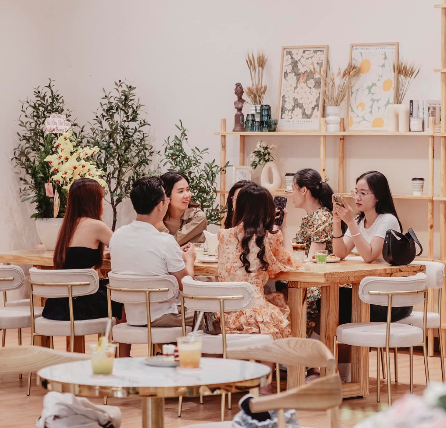 밝은 멜로우빈스 카페 실내