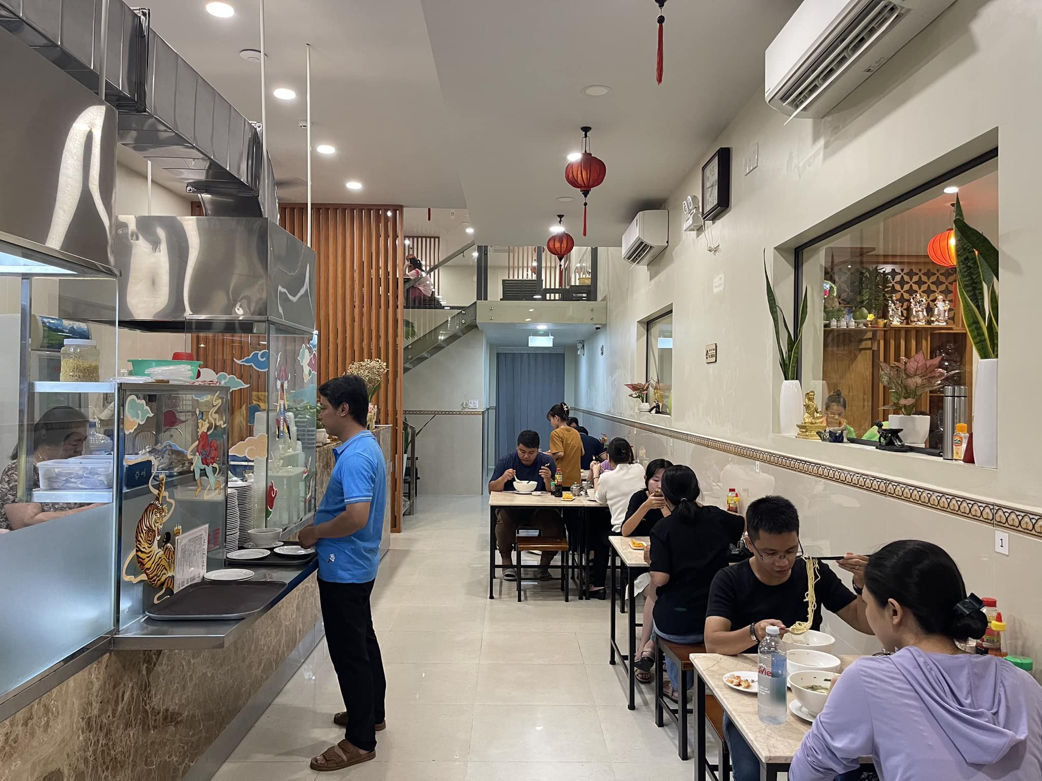 Nội thất Mì Chú Tắc — đèn lồng đỏ treo trên trần phòng kem