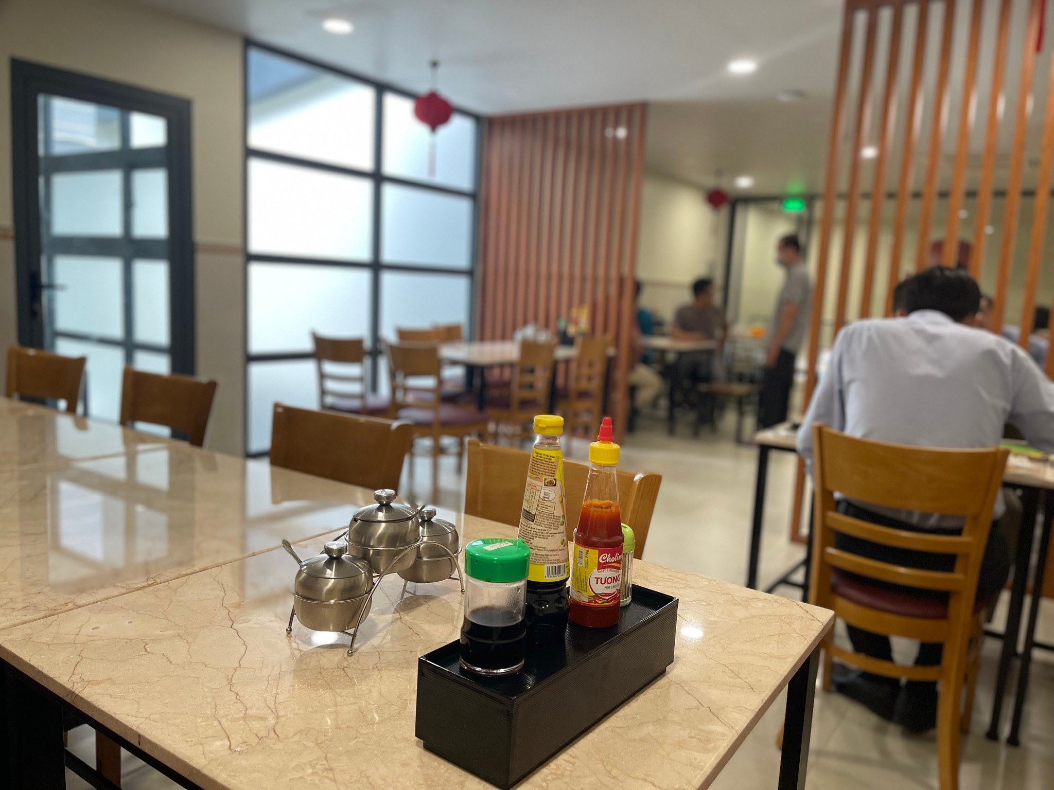 Bàn đá hoa cương và khay gia vị inox của quán