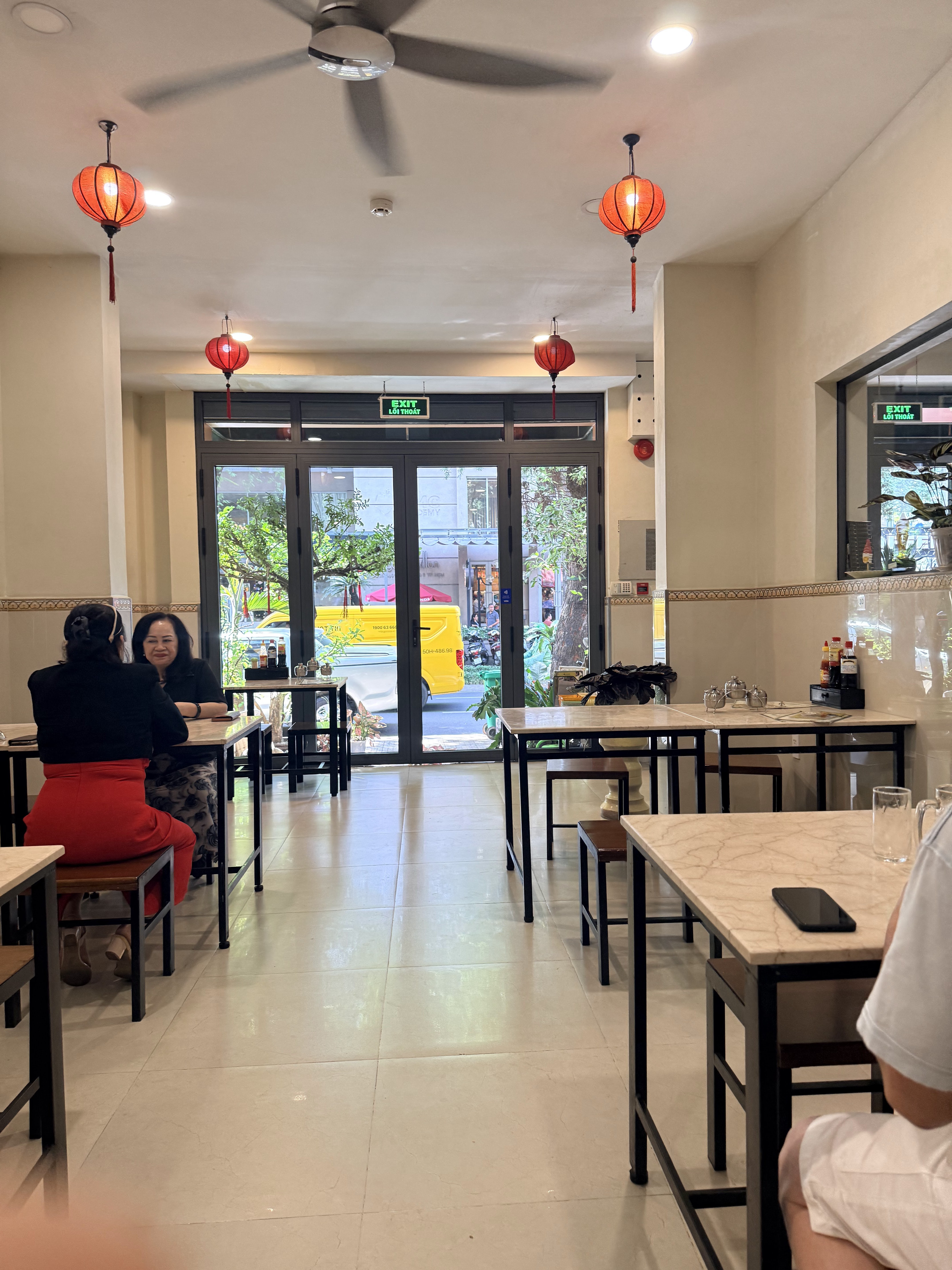 Tô mì của quán — sợi mì trứng và topping