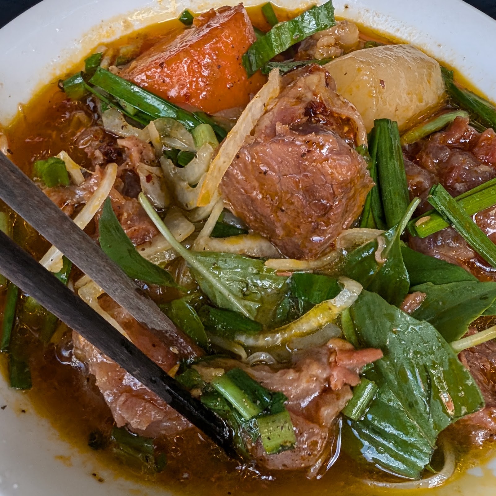 Bánh đa chiên giòn mùi dừa-mè của quán Mì Quảng 85 (đang chờ đợt chụp ảnh)