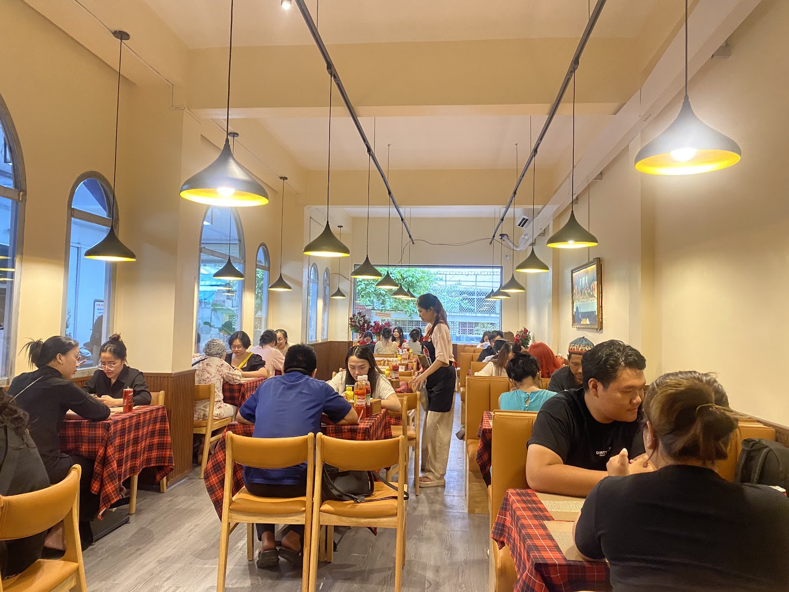 Phòng ăn với khăn trải bàn kẻ caro