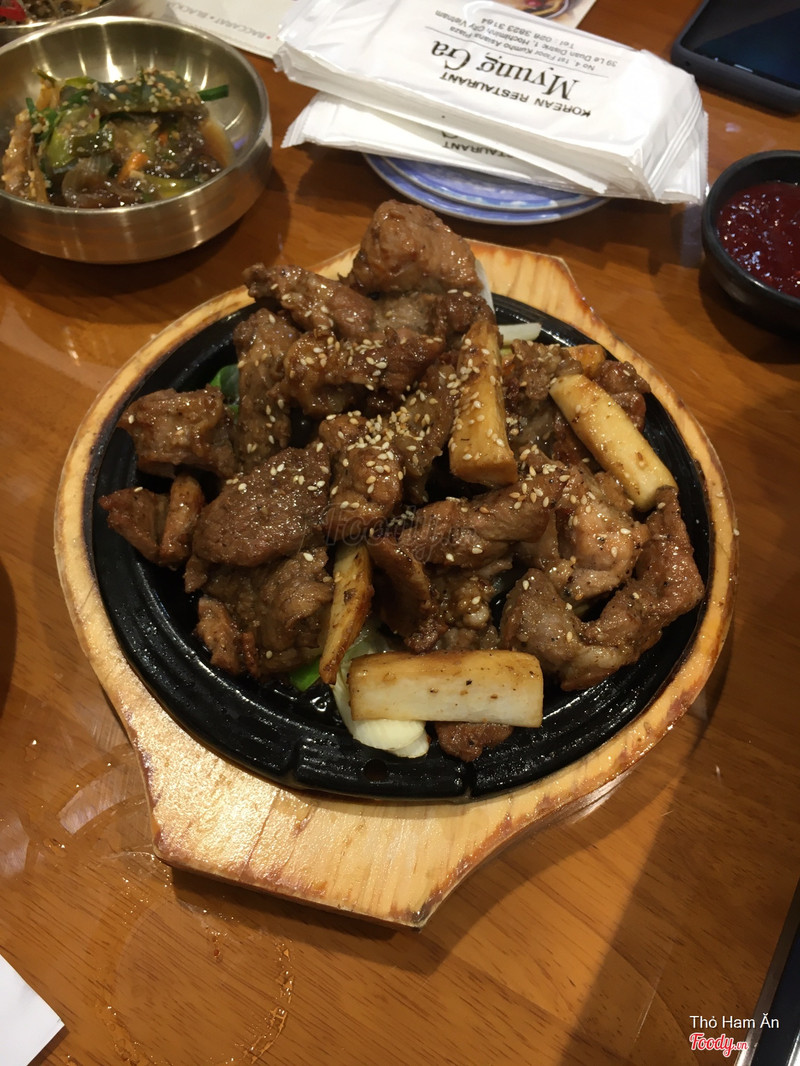 Grilled pork with lettuce wraps