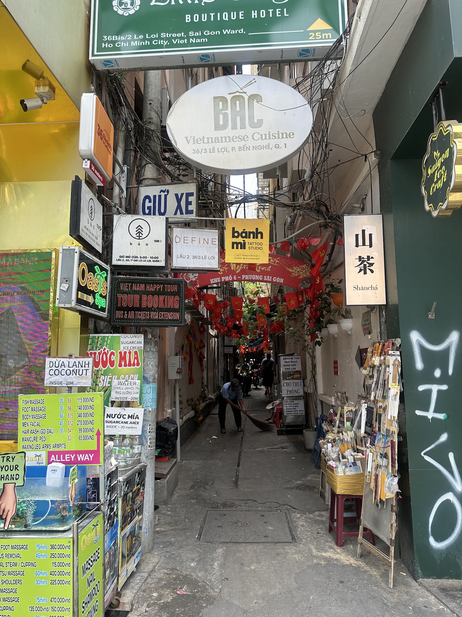 Bustling alley 36 Le Loi