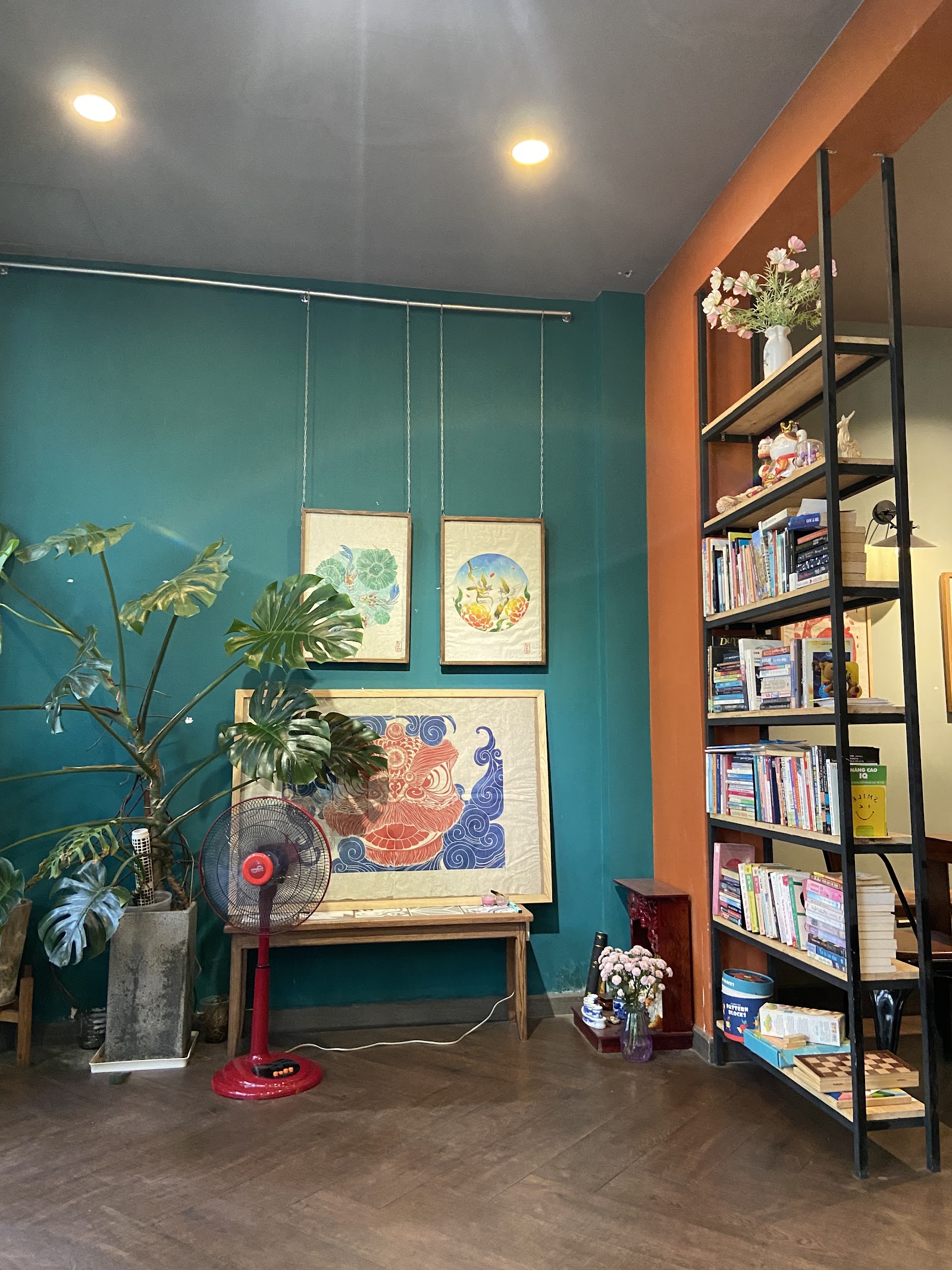 Gold 3D Naii Cafe script on the teal wall