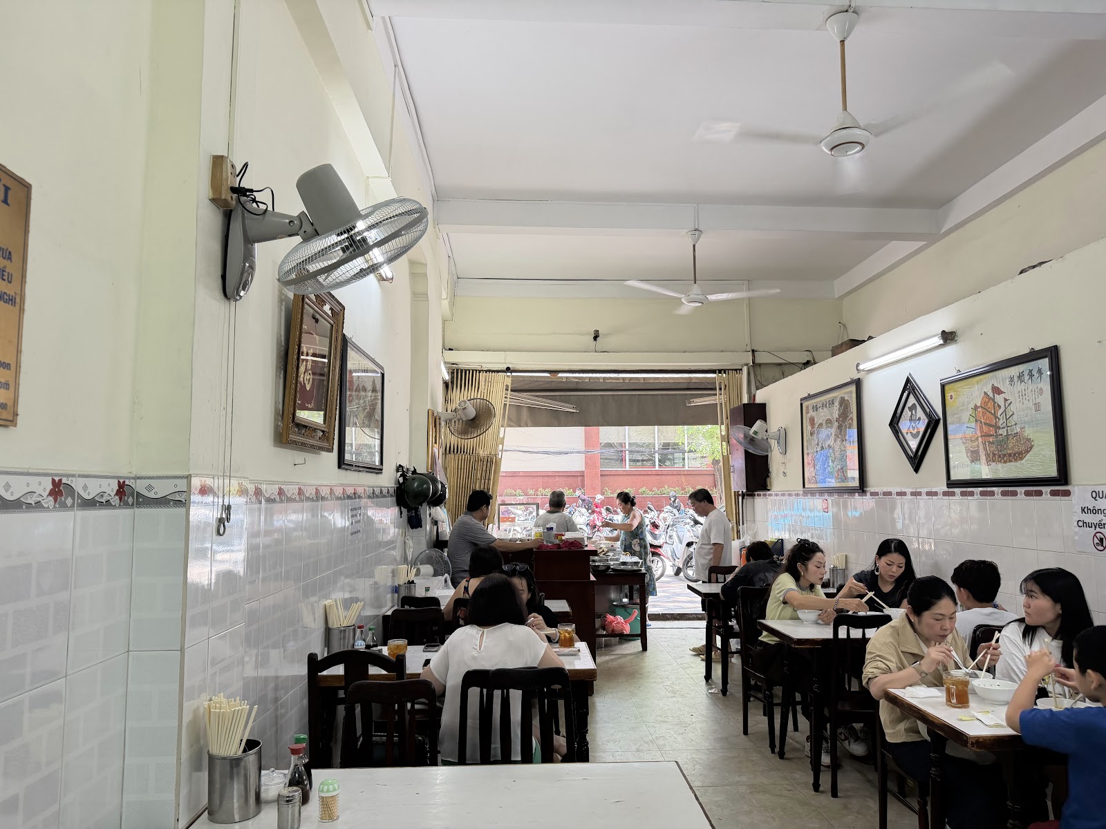 Bên trong quán — bàn ghế đơn giản