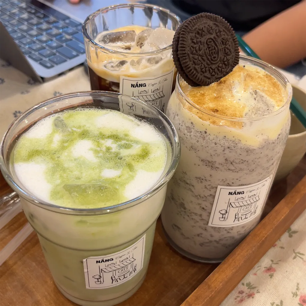 Ba ly đồ uống của Nắng Cafe: matcha, cà phê và oreo đá xay, ly dán nhãn Nắng
