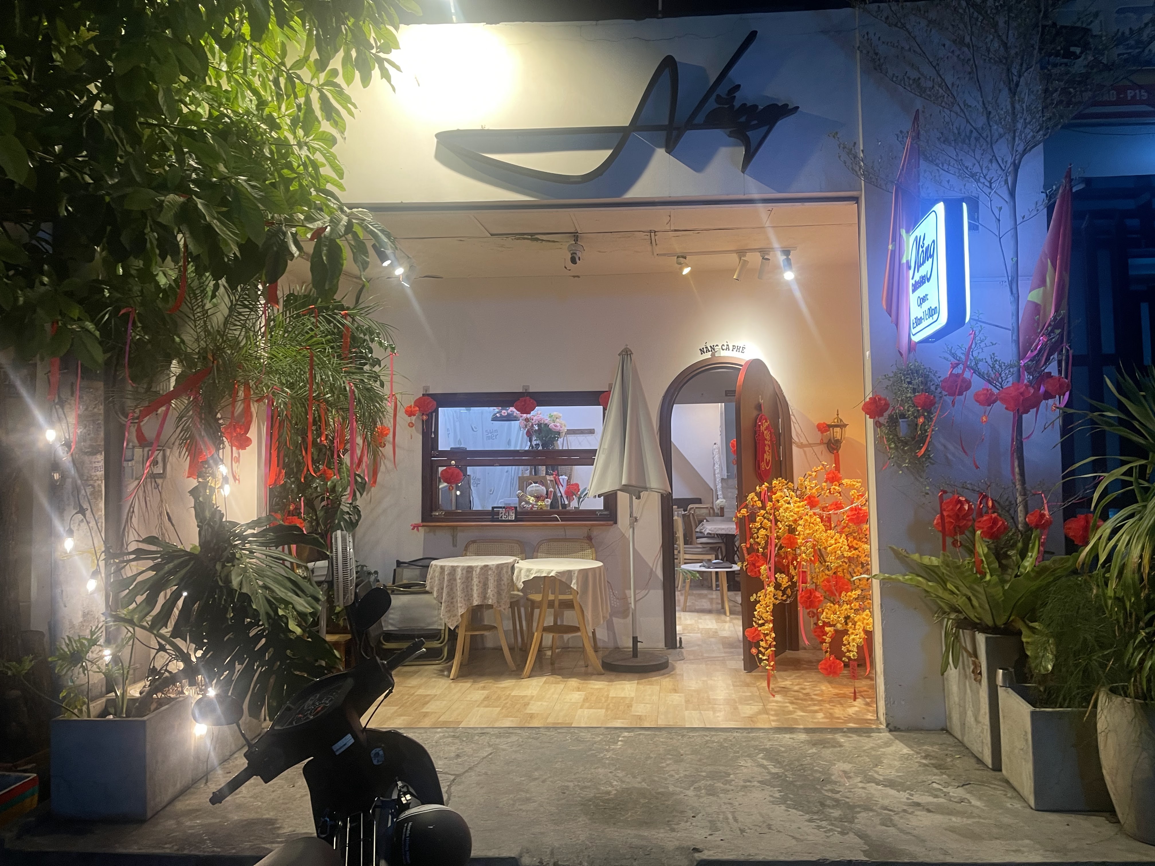 Mặt tiền Nắng Cafe buổi tối, biển hiệu Nắng phát sáng