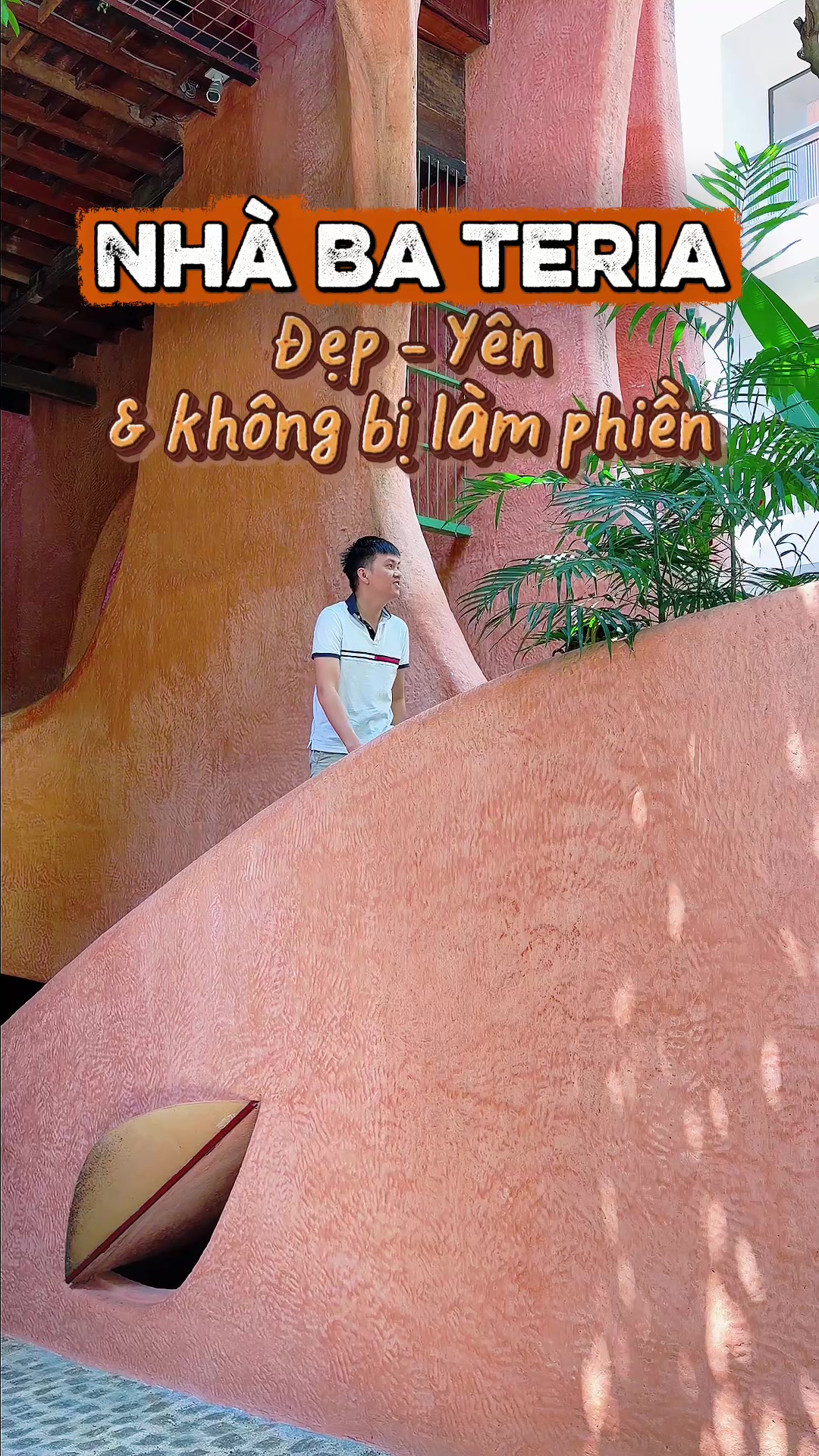 Mặt tiền đất nung cong mềm của Nhà Ba Teria