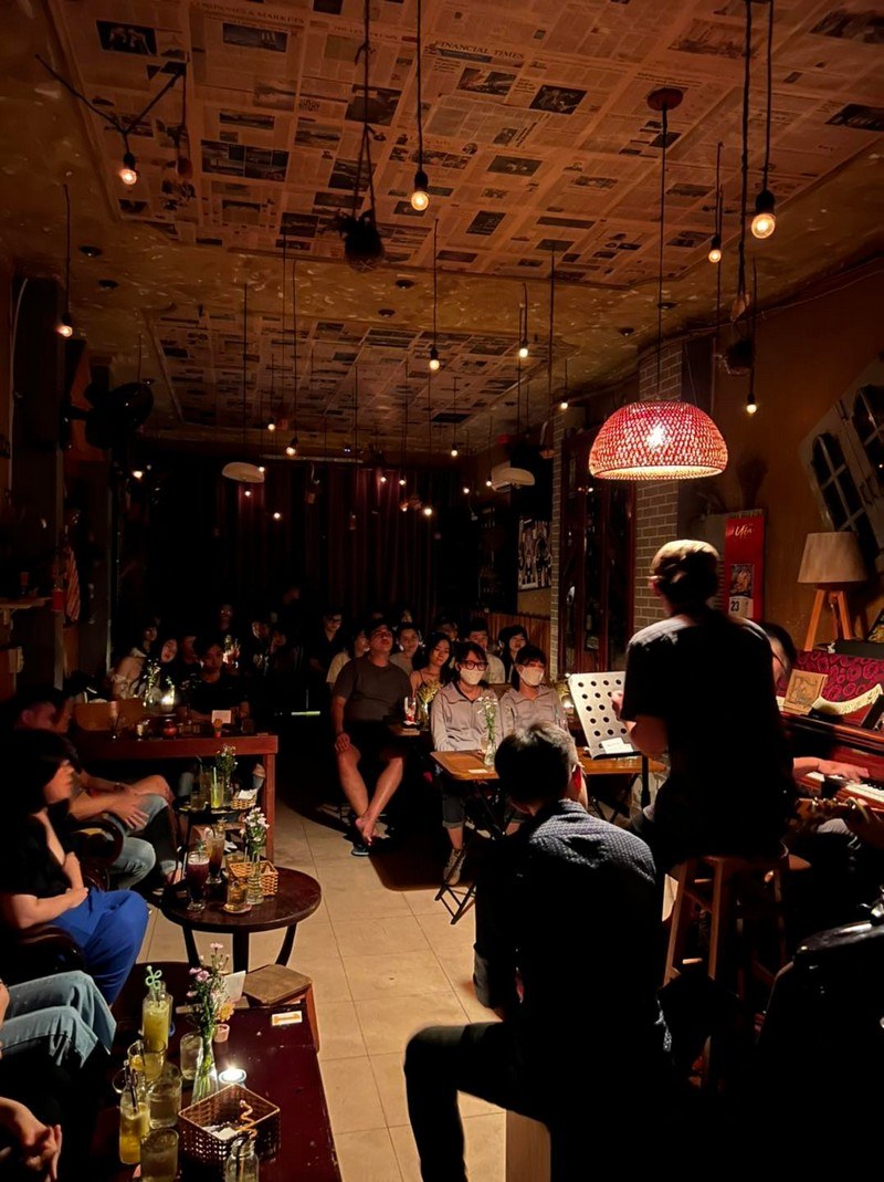 Đêm nhạc tại Nhặt Cafe: ca sĩ dưới đèn mây đỏ, bàn nến