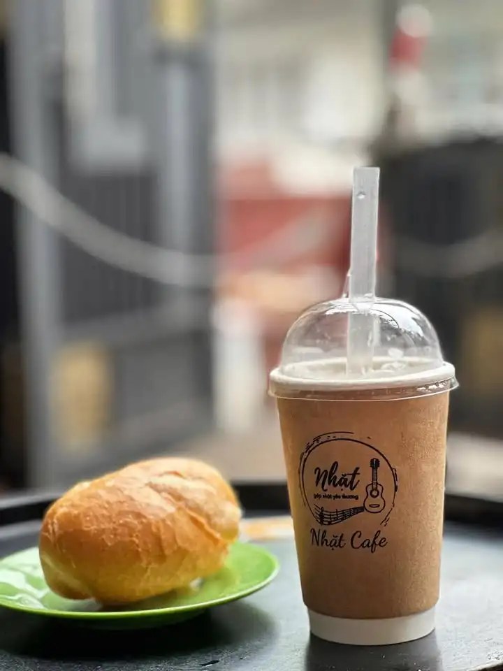 Ly giấy thương hiệu Nhặt cùng bánh mì