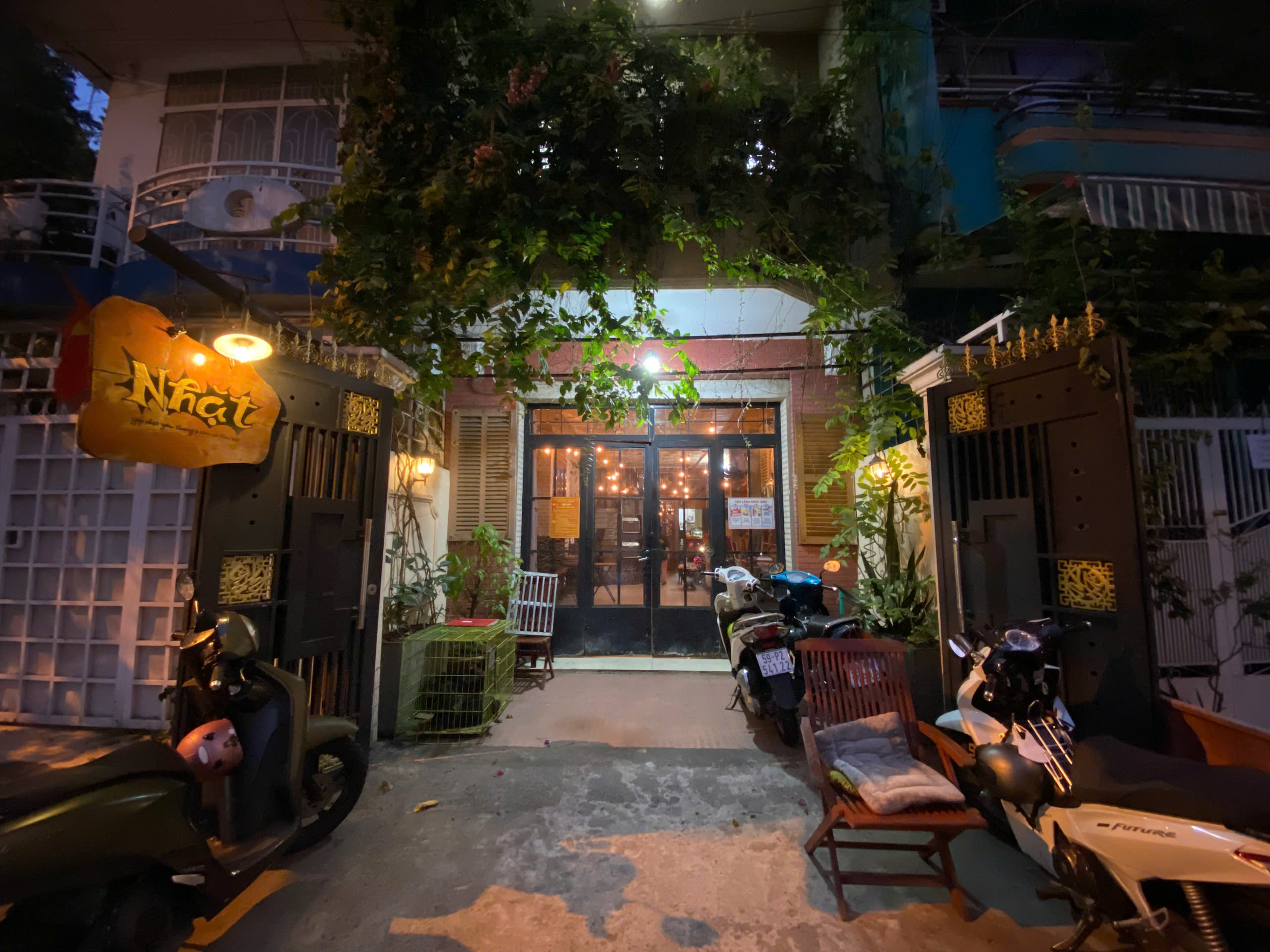 Mặt tiền Nhặt Cafe về đêm