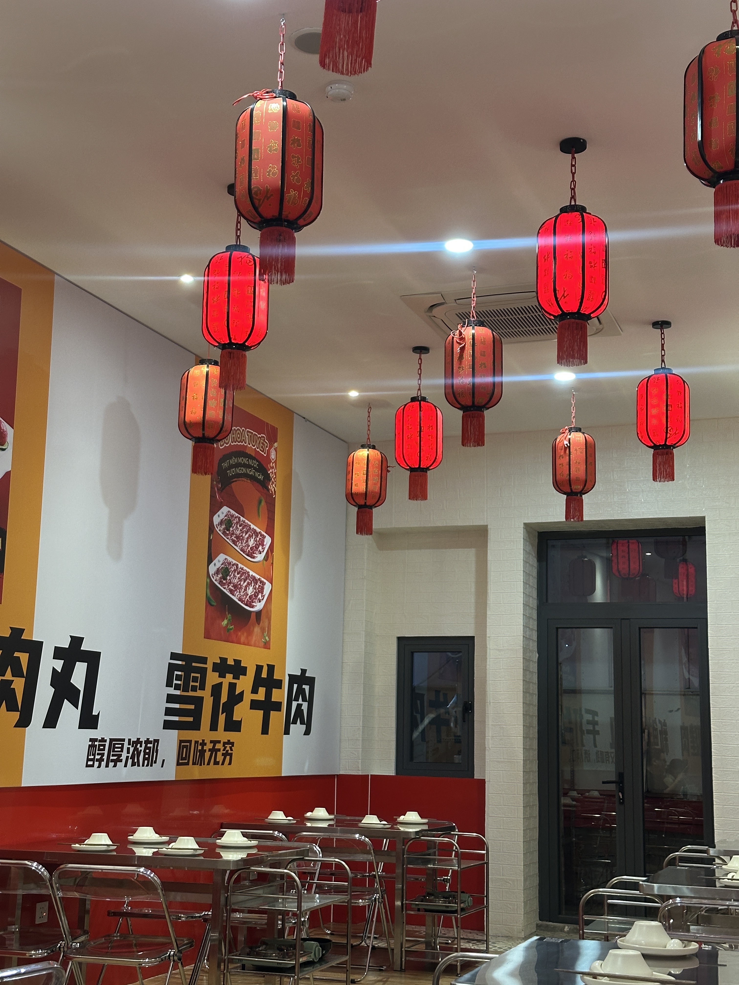 Ánh đèn lồng đỏ trong quán