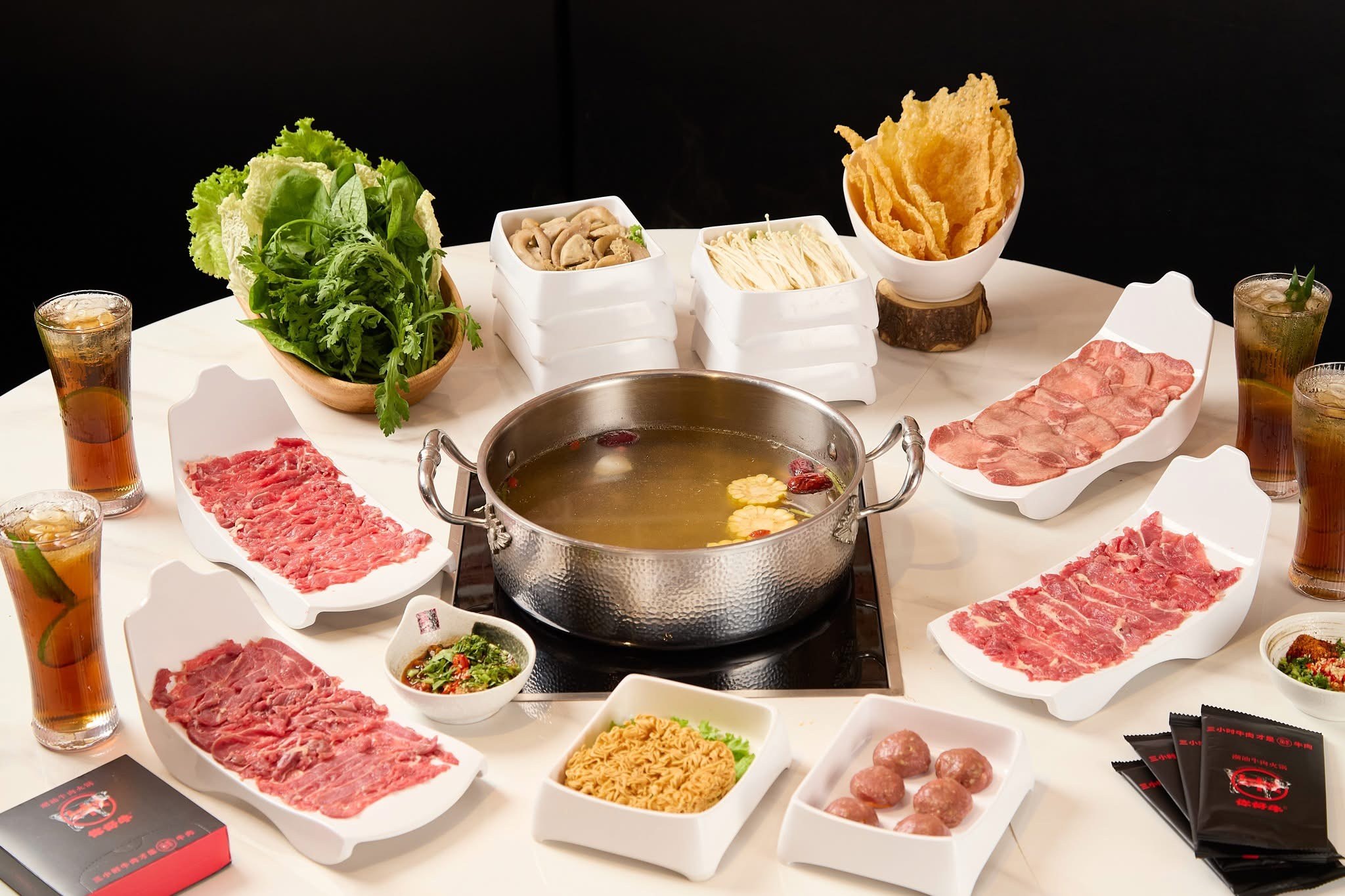 신선한 소고기 부위가 차려진 훠궈 상