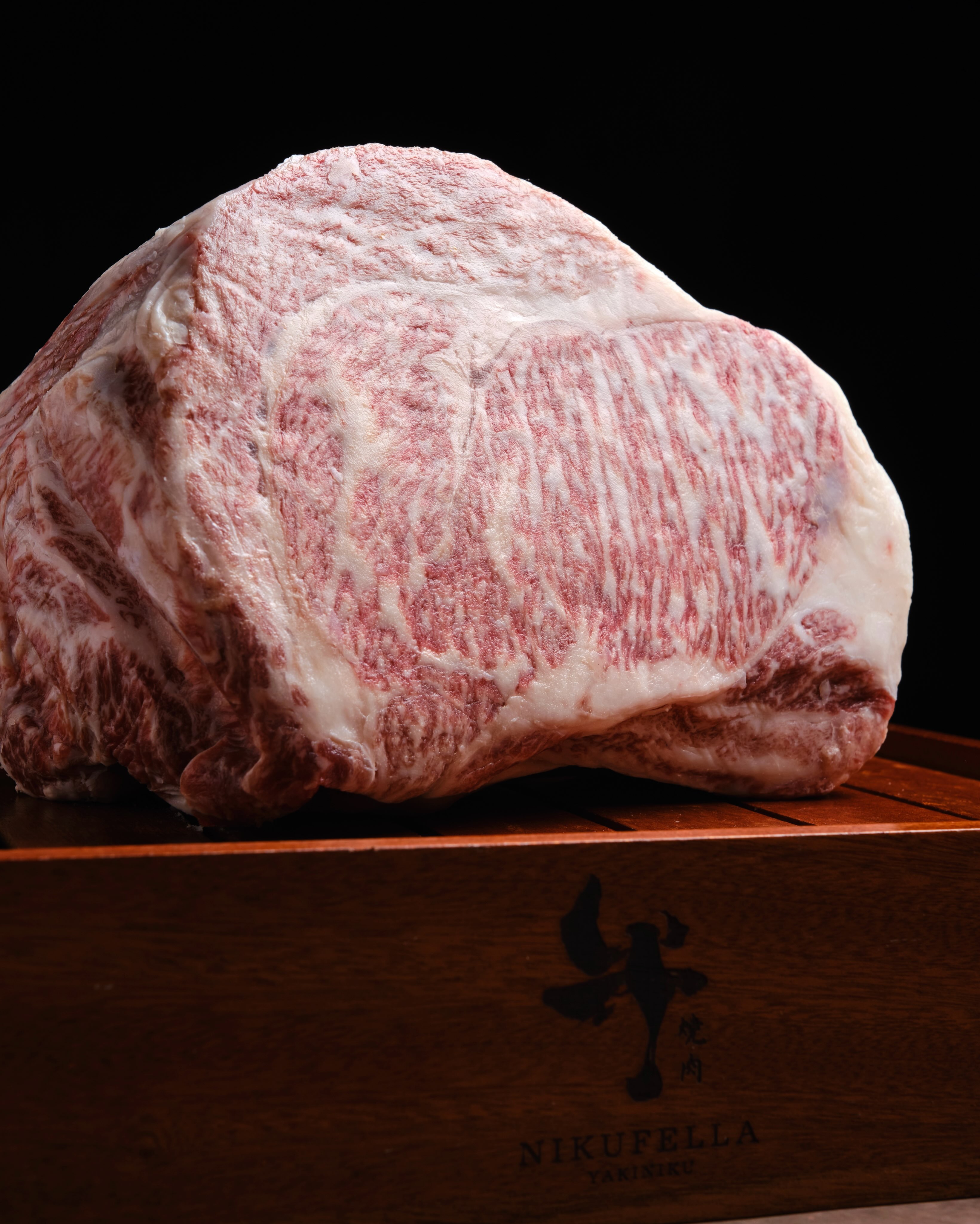 Cận cảnh vân cẩm thạch thịt wagyu — dấu ấn của quán