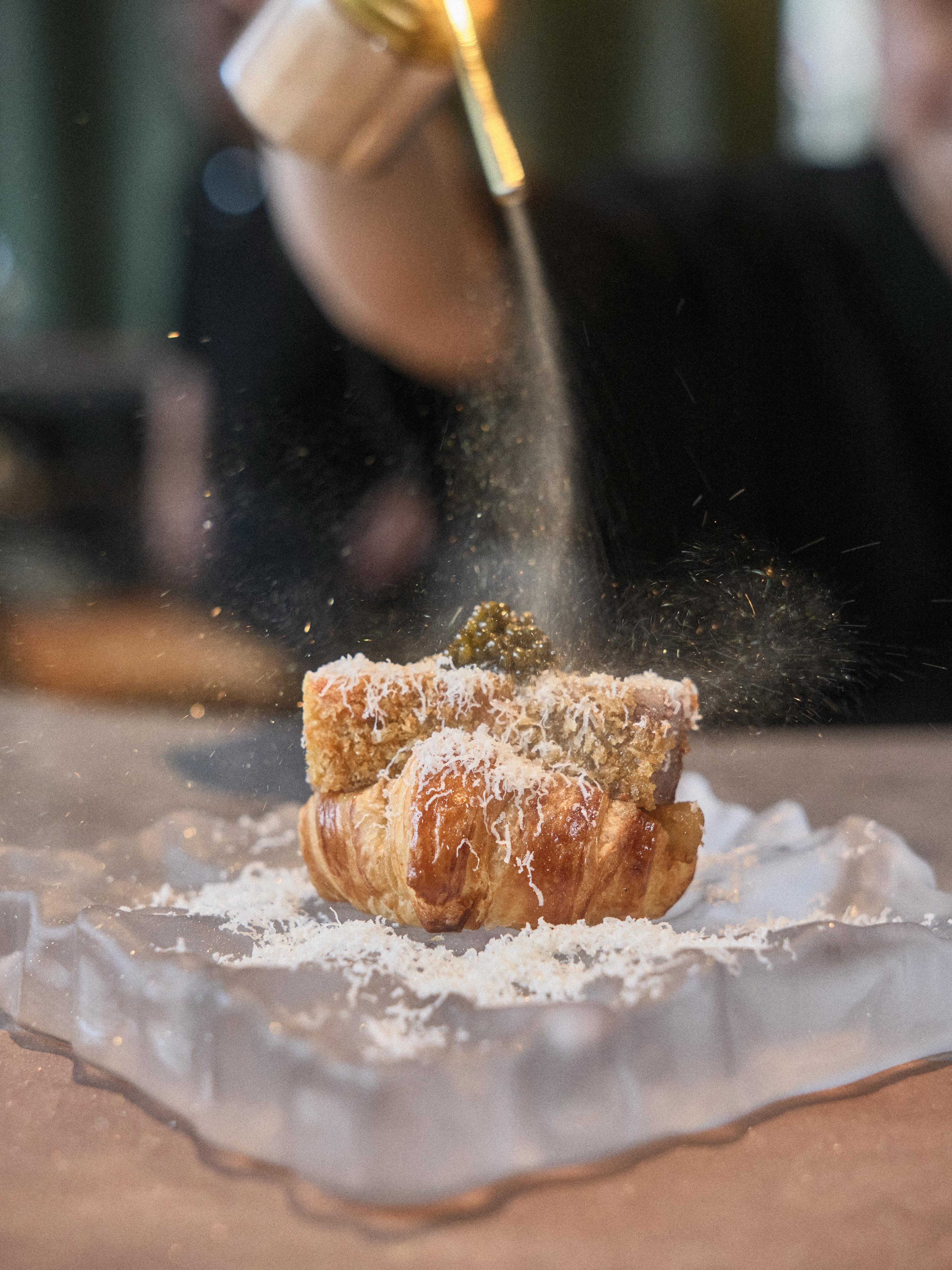 Bánh croissant wagyu katsu, hoàn thiện tại bàn với trứng cá