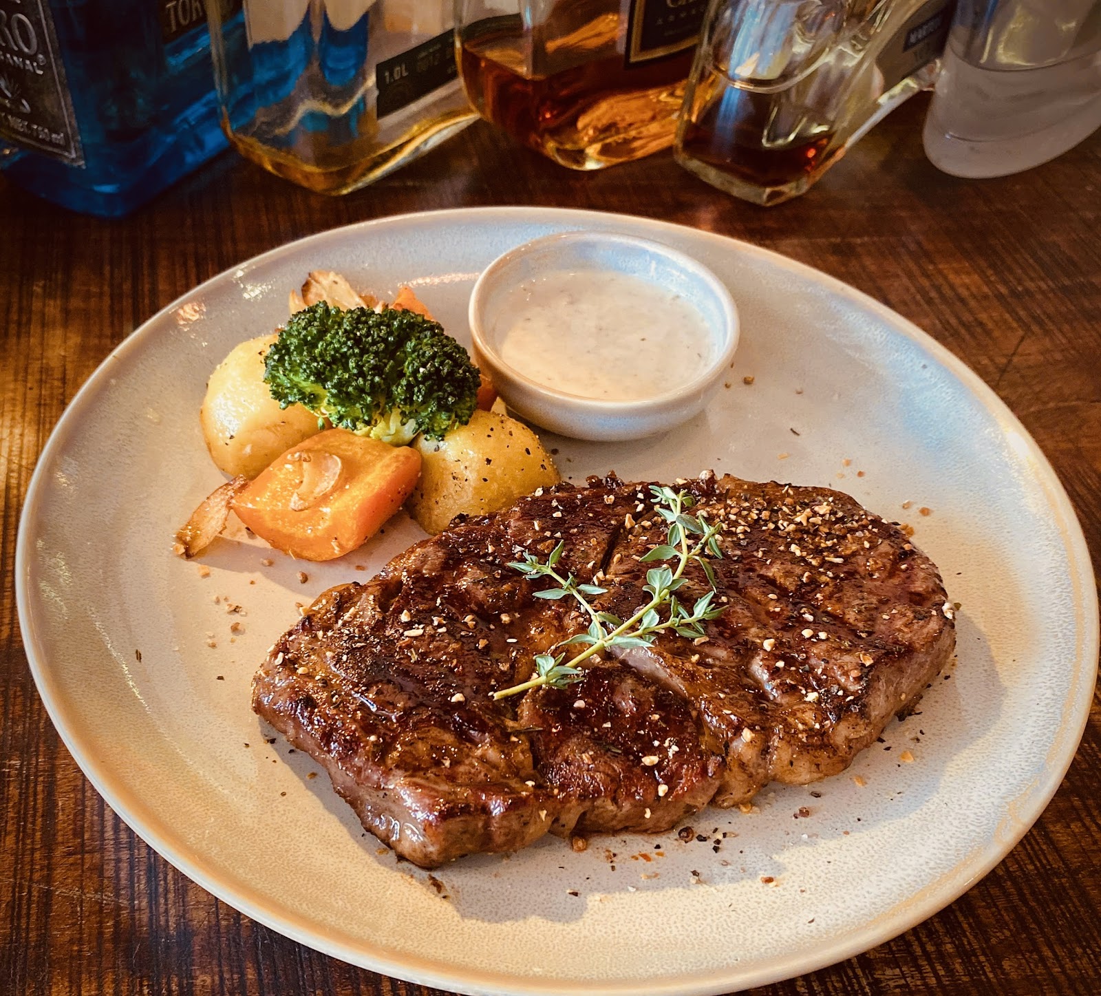Miếng steak áp chảo cháy xém với rau củ và sốt kem