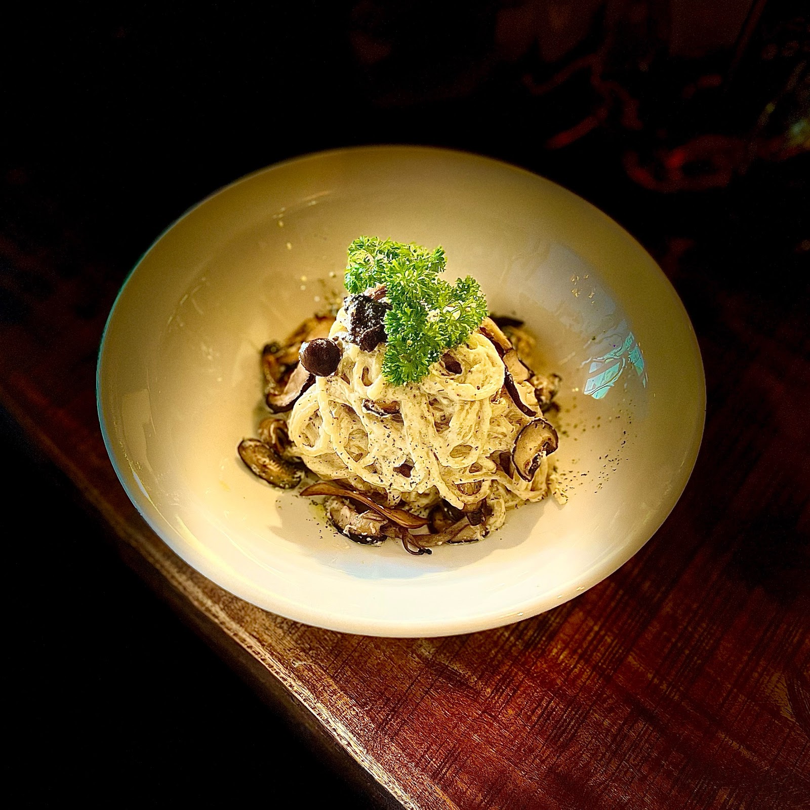 Spaghetti nấm sốt kem trong ánh đèn dịu