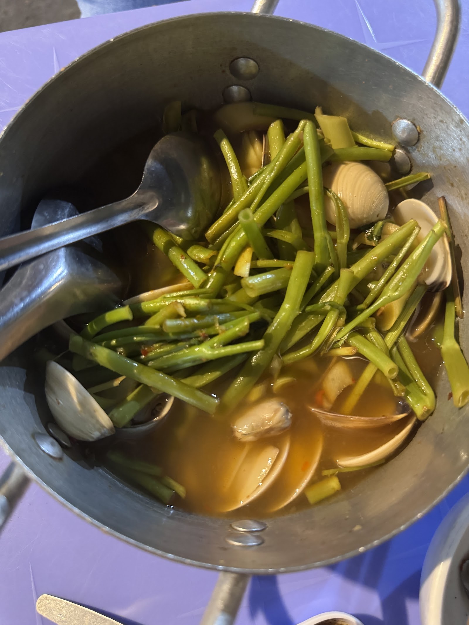 Nồi nghêu hấp sả gừng