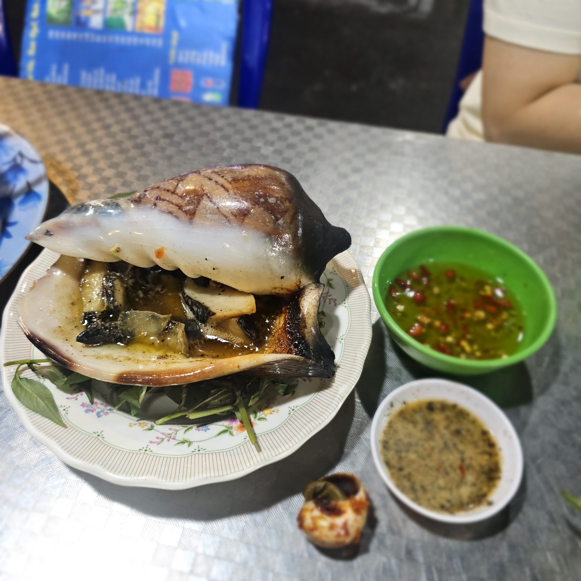 Quán Ốc Diễm의 구이 Ốc와 소스들