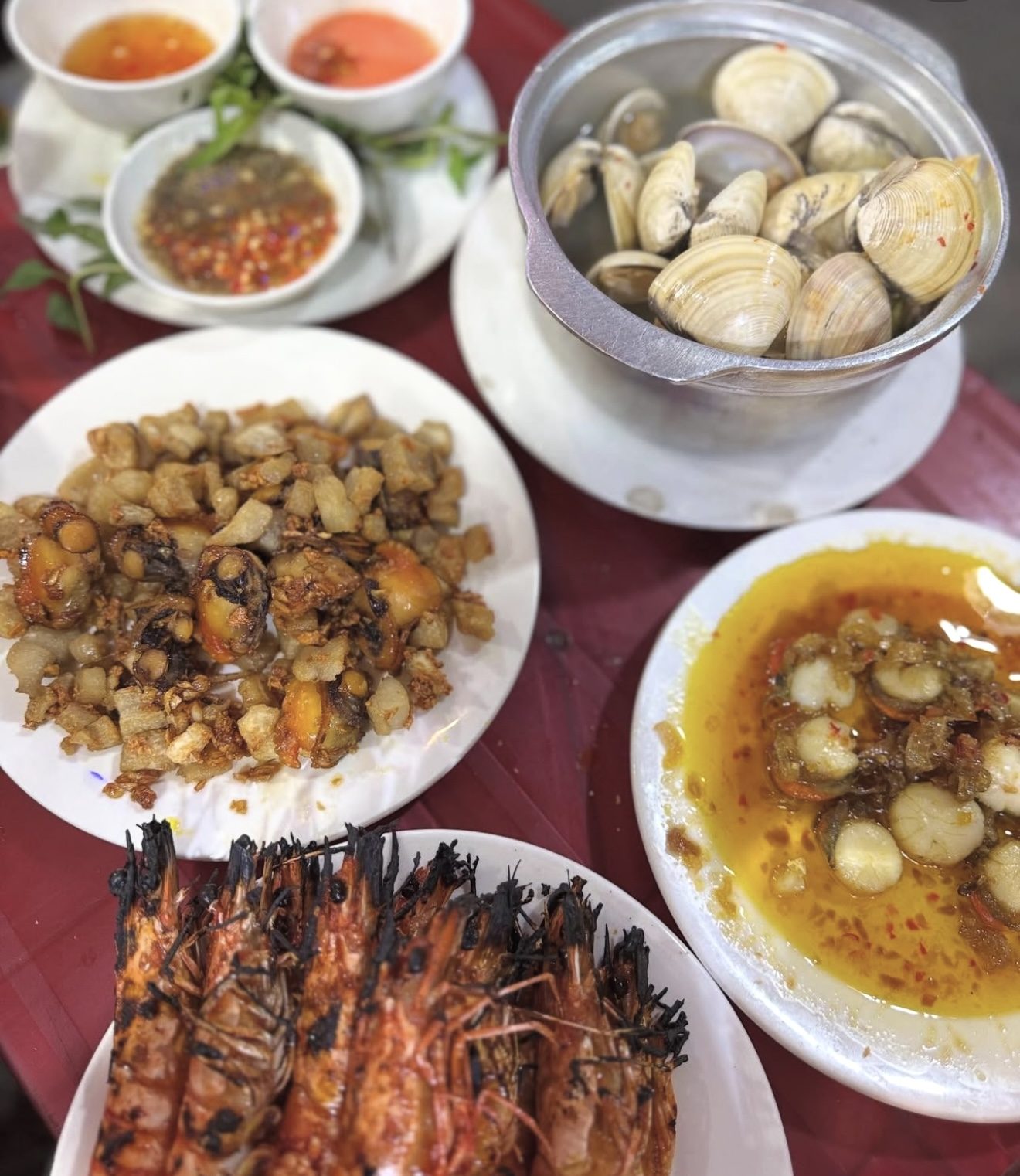 한 상 가득한 조개 — 대합찜, 새우구이, 버터 볶음 가리비.