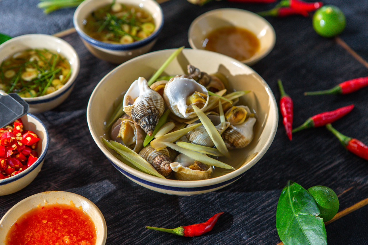 Steamed bulot with lemongrass and ginger fish sauce dips