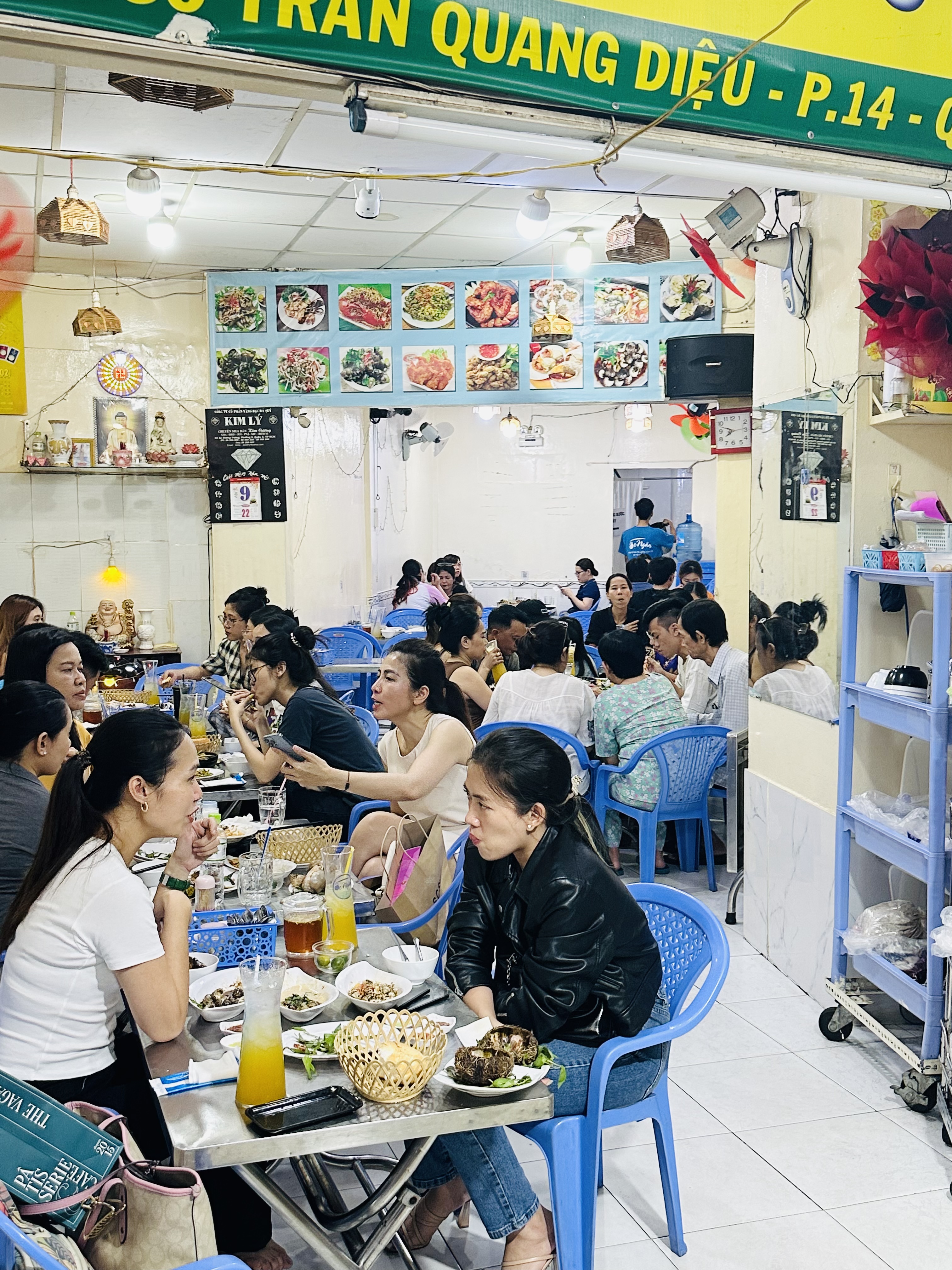 Phòng ăn lát gạch của Ốc Ngân