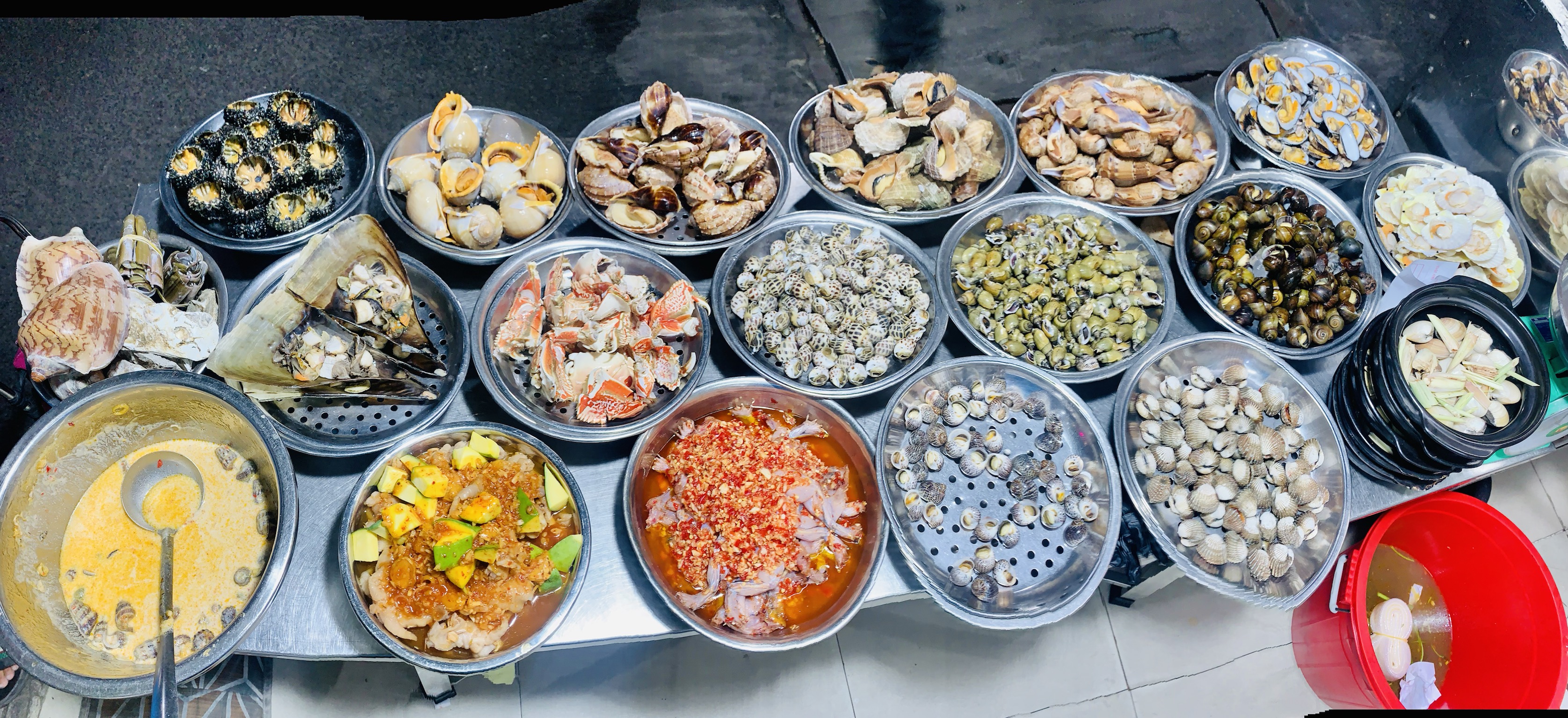 Bể hải sản tươi sống tại Ốc Ngân