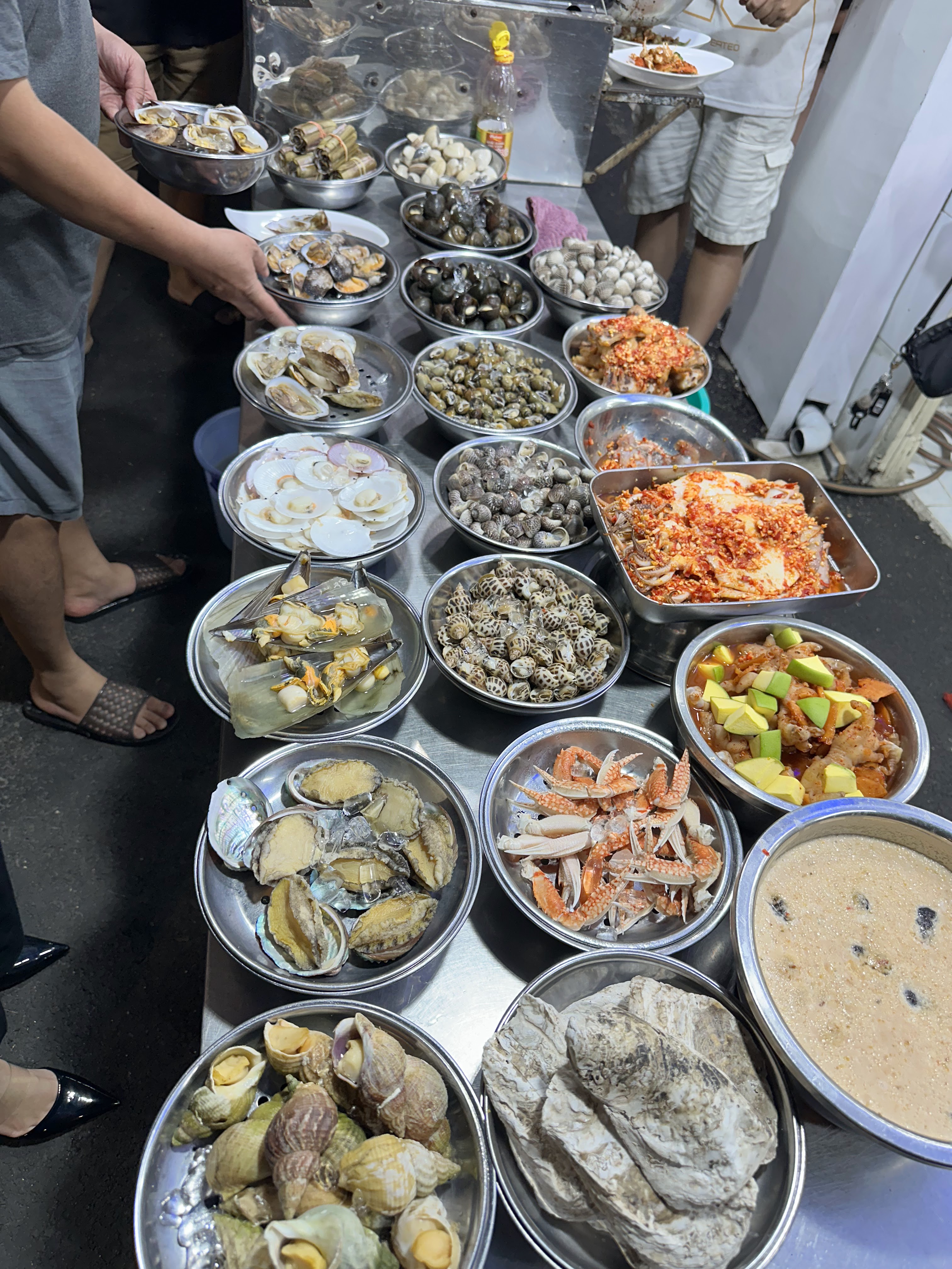 Bàn ăn tại Ốc Ngân
