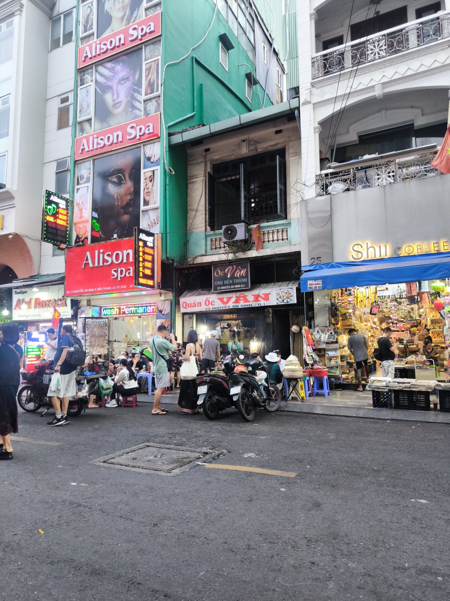 Phố Nguyễn An Ninh về đêm, gần Ốc Vân