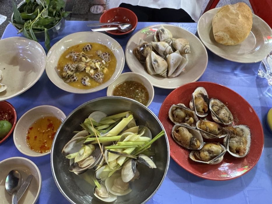 Một bàn đầy món ốc tại Ốc Vân