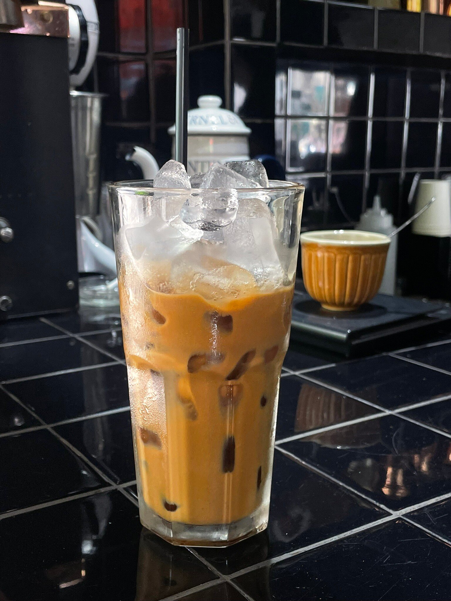 Cà phê sữa đá trên quầy gạch đen