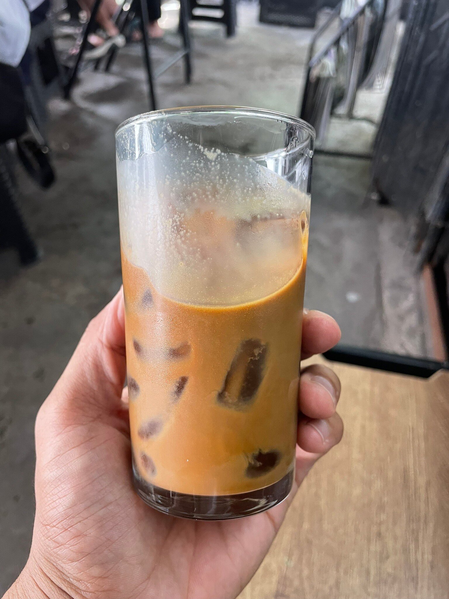 Ly cà phê đá cầm tại quán