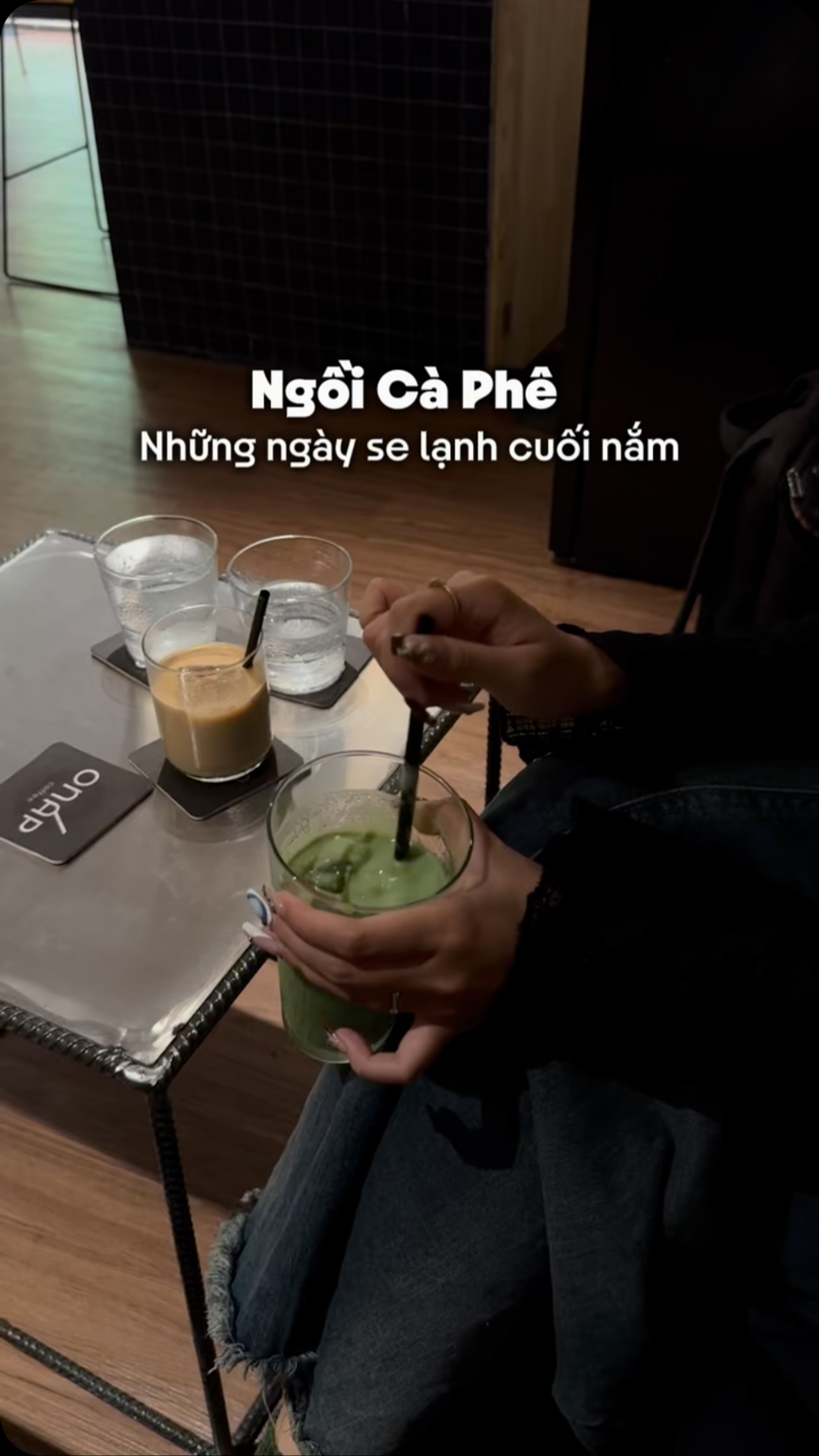 Matcha đá trên lót ly đen onap
