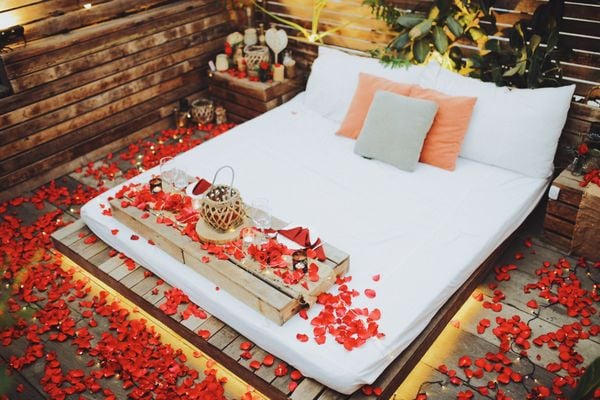 SKY MOMENT 1 SUNSET — daybed trắng, cánh hồng rải lúc chạng vạng