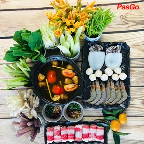 Không gian quán dưới ánh đèn vàng