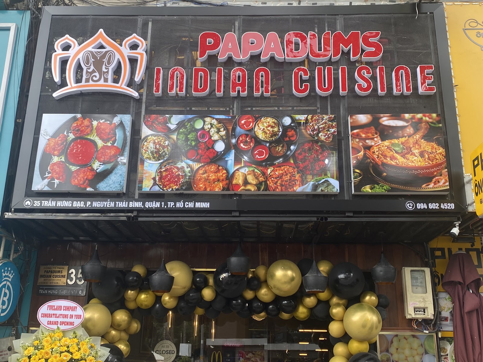 Mặt tiền Papadums ban ngày
