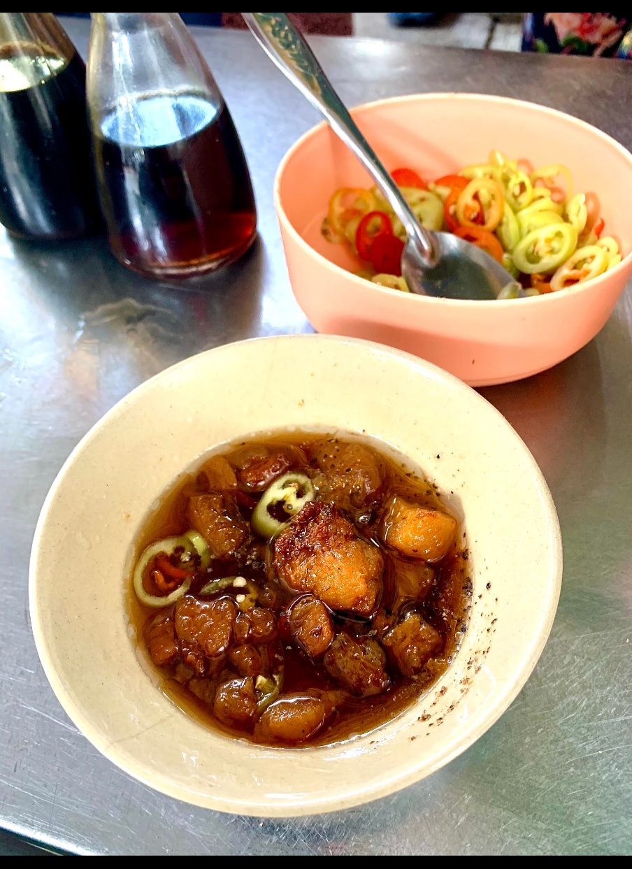 맑은 생선 육수 속 면