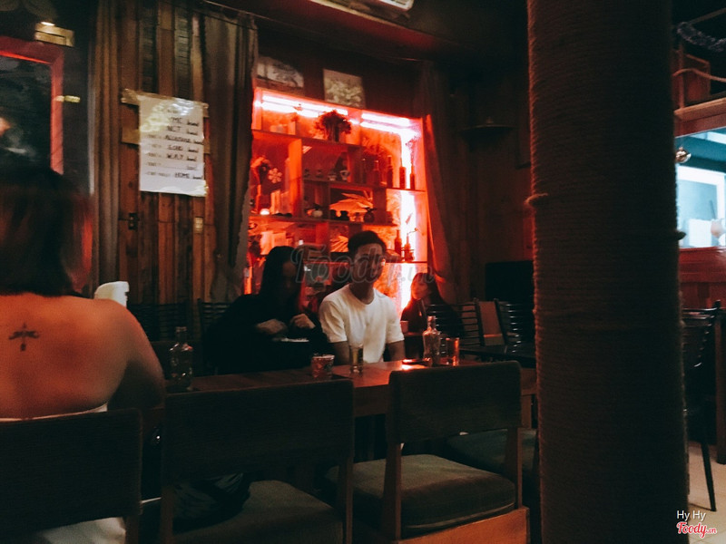 Góc quầy bar phát sáng đỏ của Phiêu