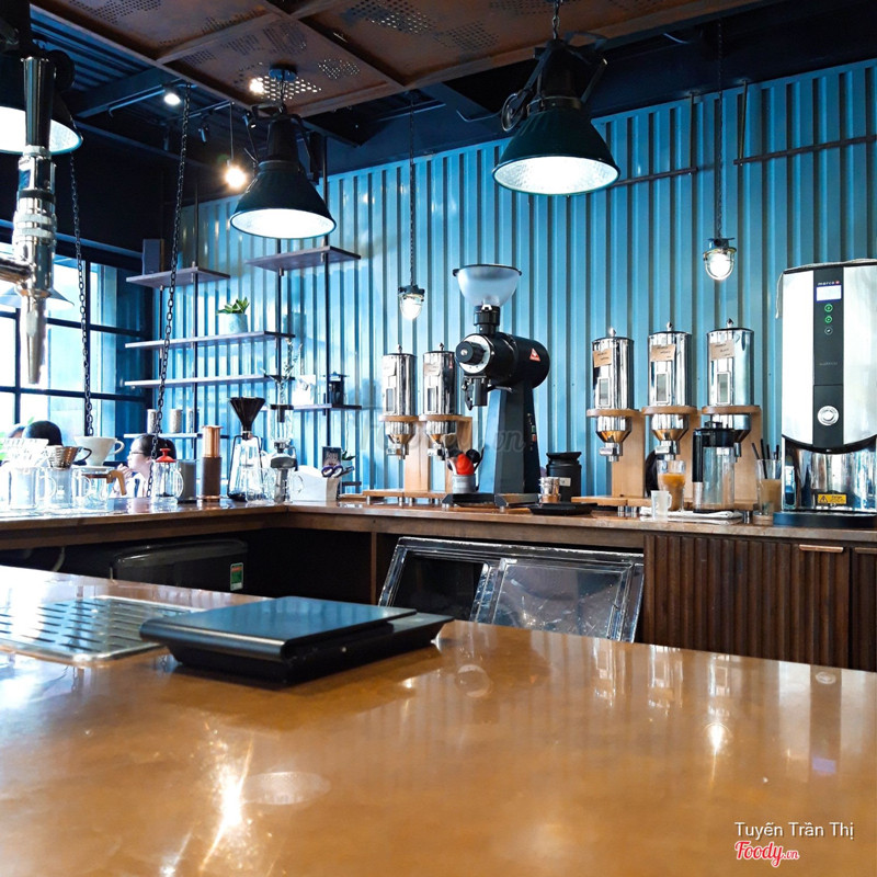 Quầy bar pha chế với máy espresso và tháp cold brew