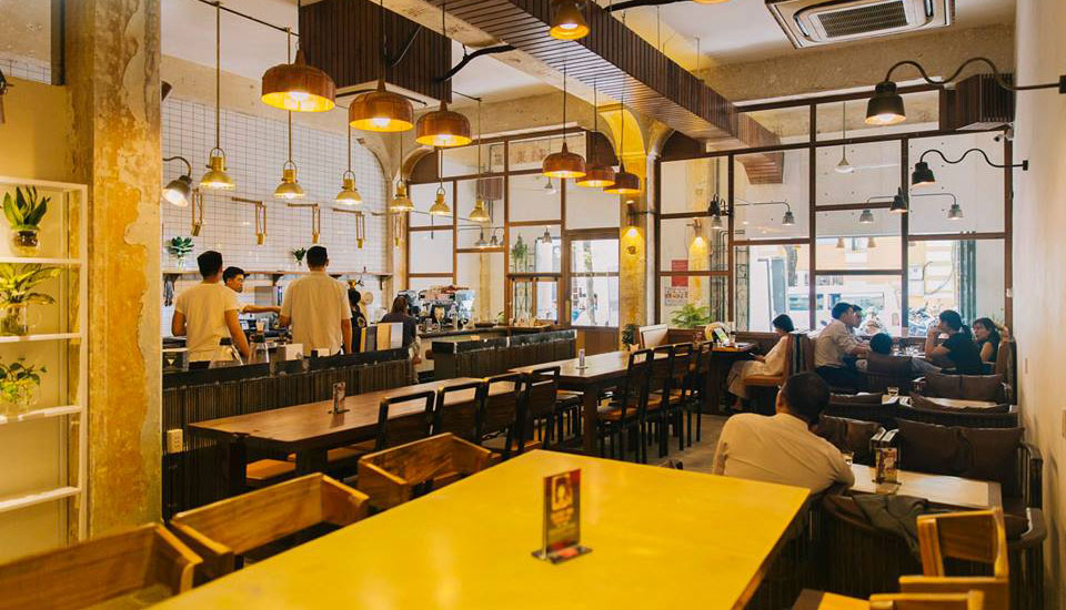 Sảnh ăn ấm cúng của quán