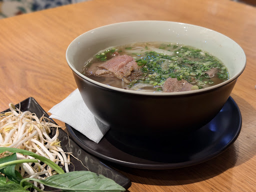 Tô phở PHỞ24 — bò tái, nước dùng trong