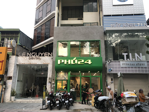PHỞ24 매장 내부: 계산대, 메뉴 보드, 그린 유니폼