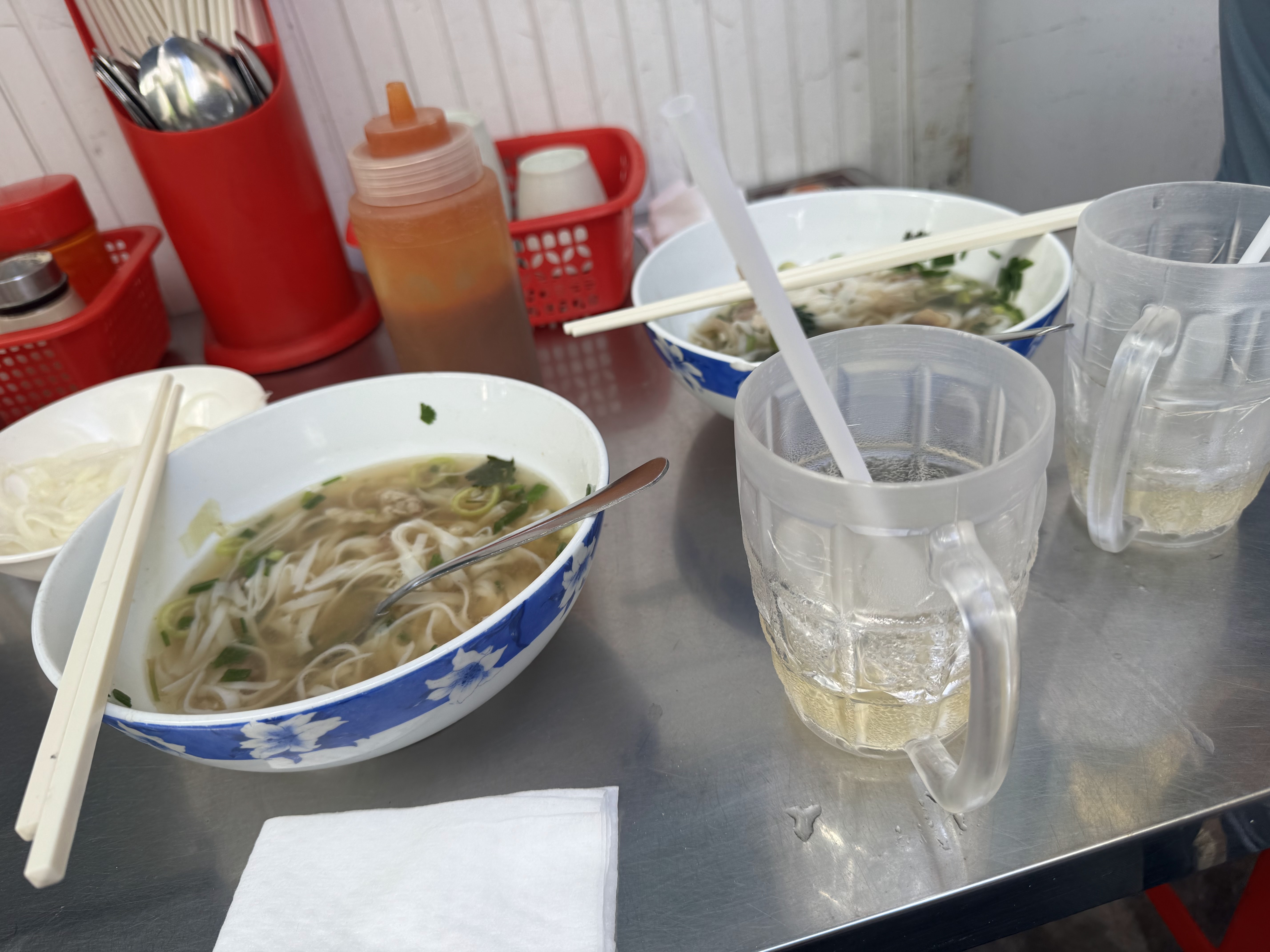 Tô phở Dậu và ly trà đá