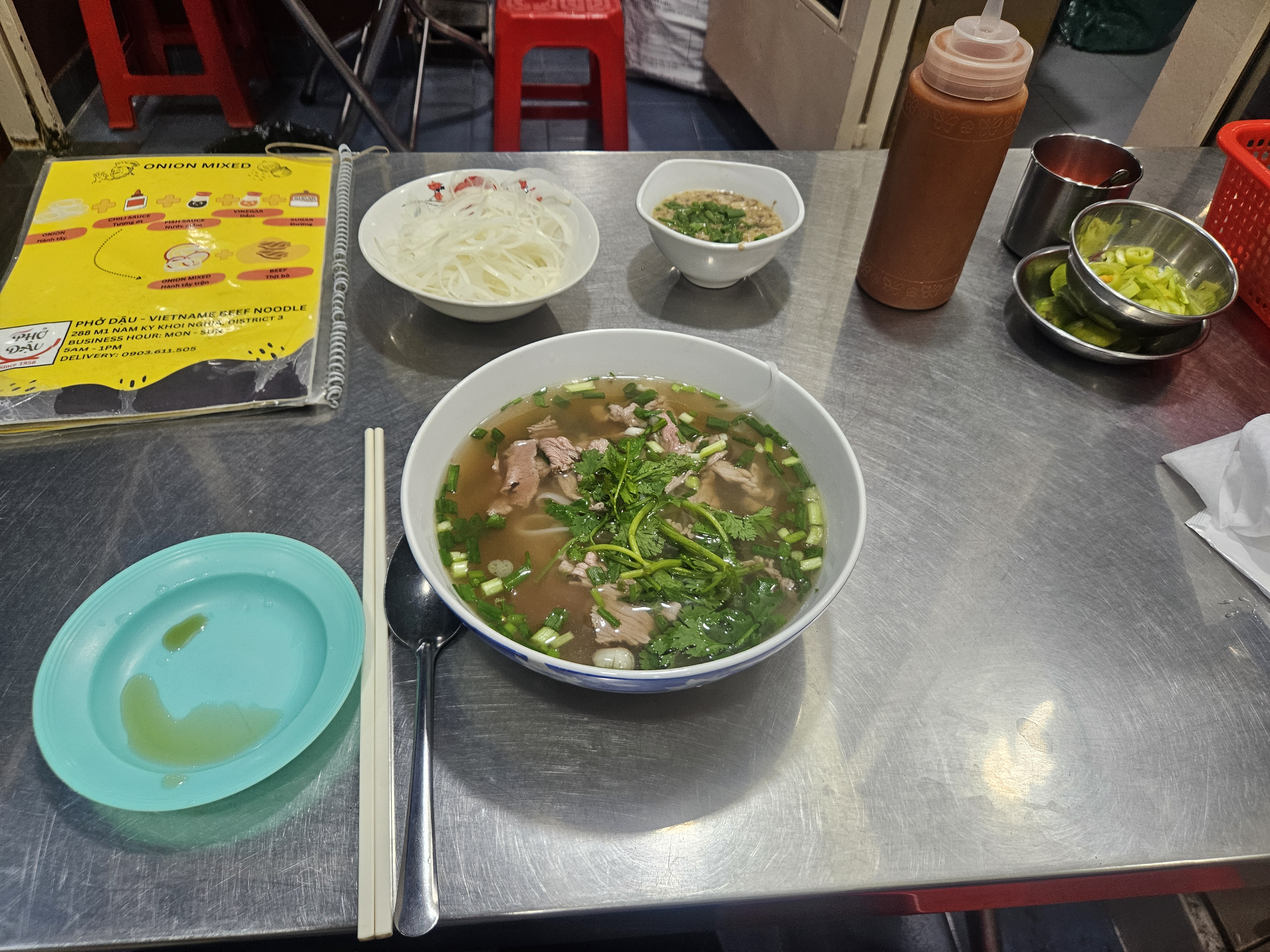 Tô phở Dậu — nước dùng trong, thịt bò