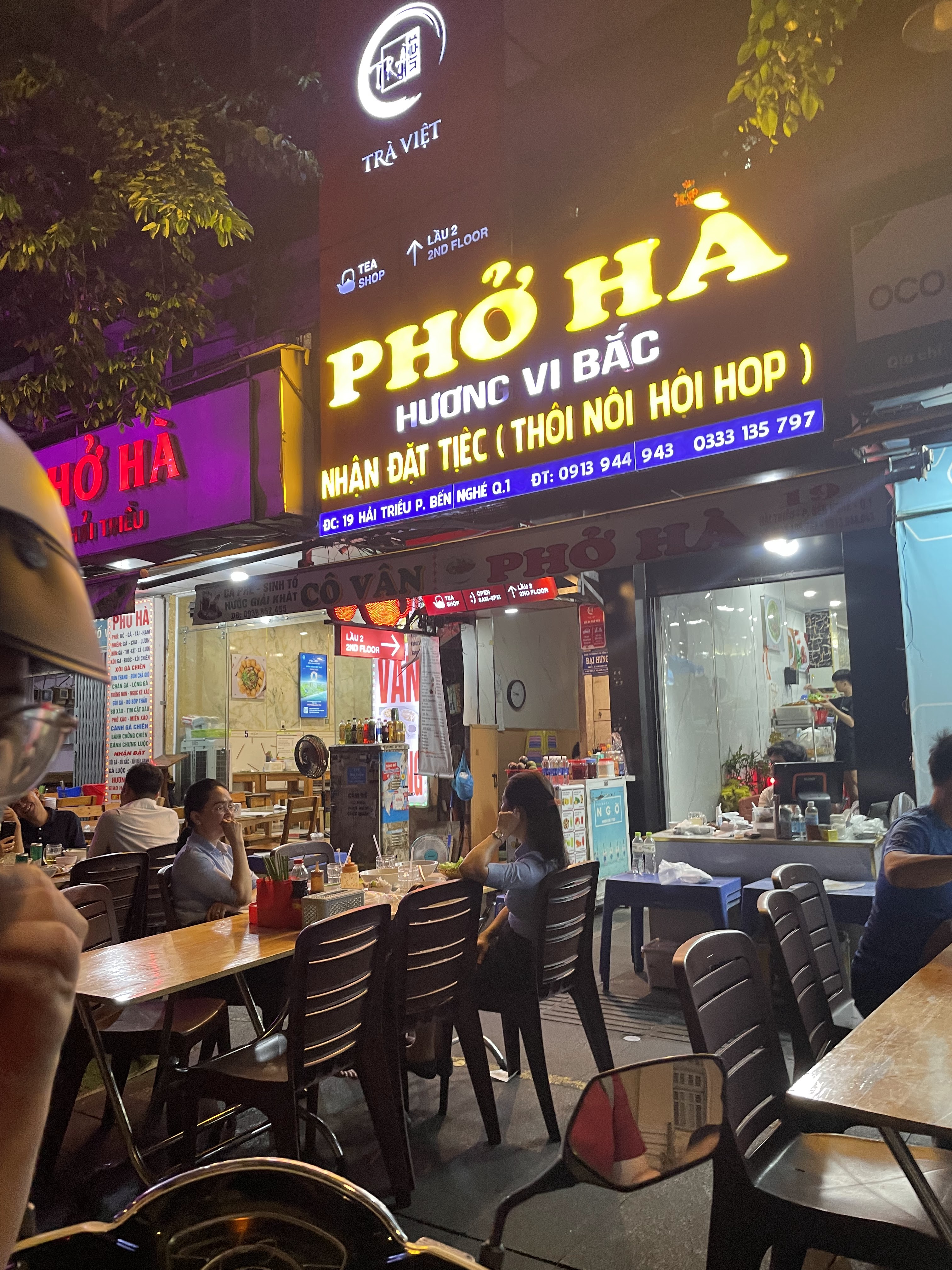 Mặt tiền Phở Hà về đêm