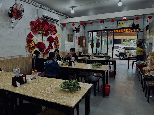 Phòng ăn Phở Hùng dưới ánh đèn lồng đỏ