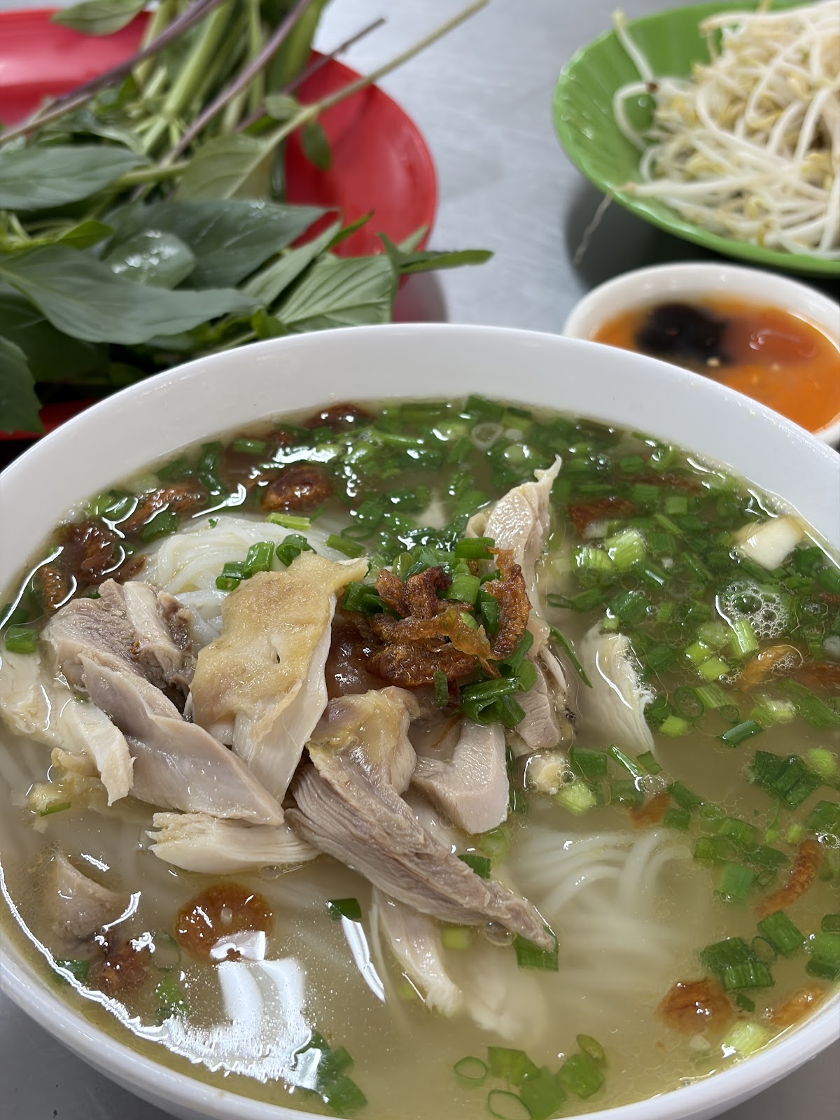 Tô phở gà nước vàng tại Phở Miến Gà Kỳ Đồng
