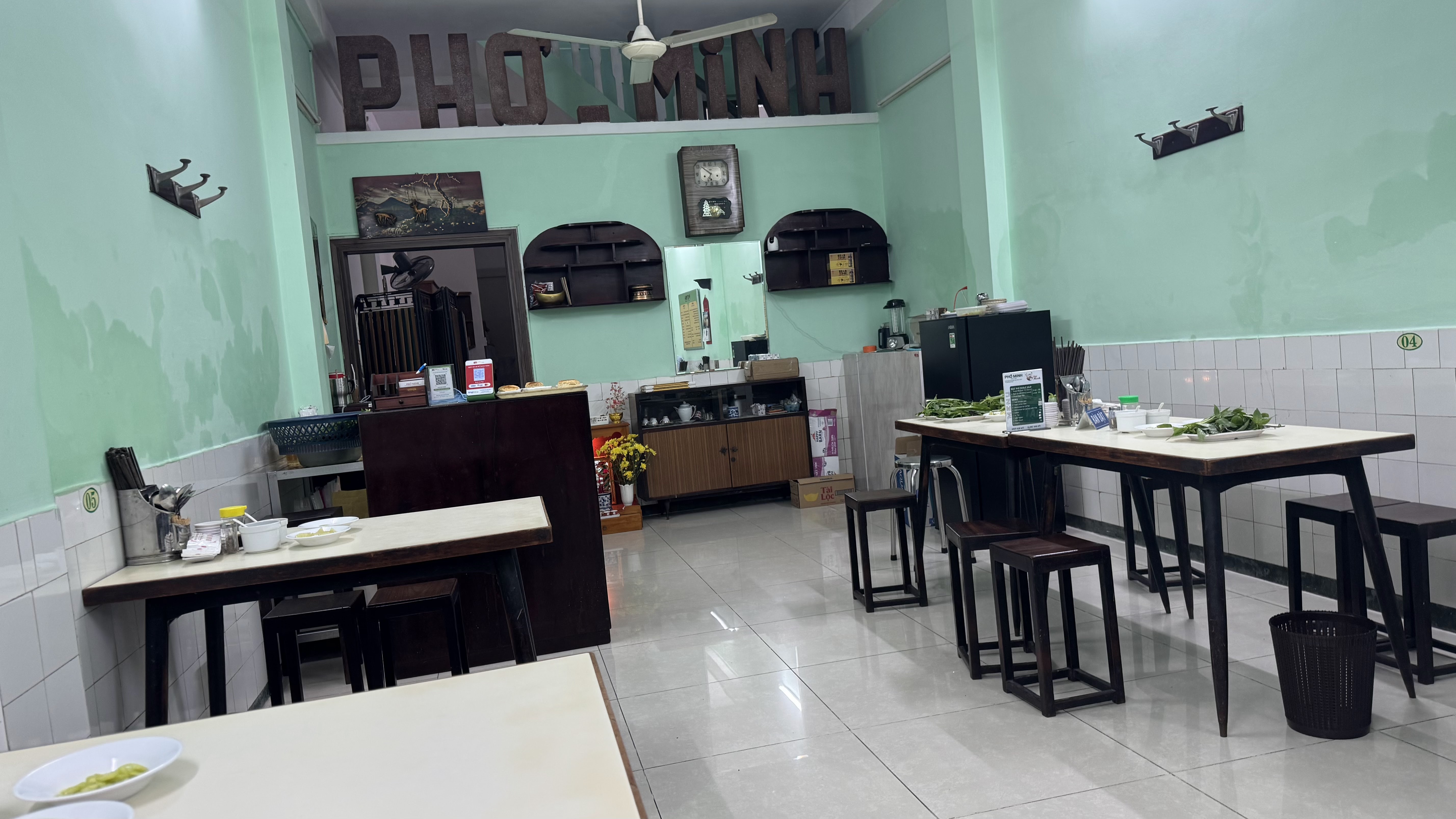 Phòng ăn Phở Minh với biển gỗ trên gác